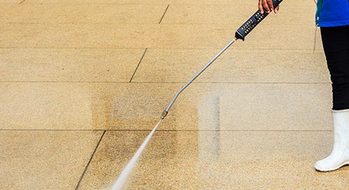 Floor cleaning with high pressure water jet